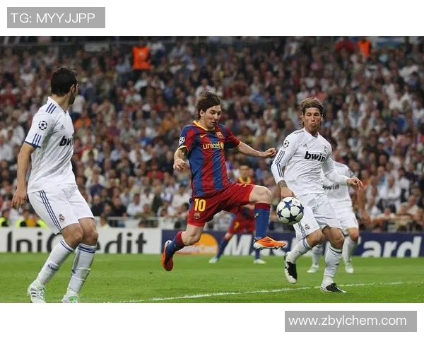 模仿球星单挑足球挑战赛精彩对决展现技巧与激情